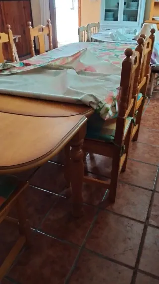 Mesa de comedor de madera con sillas a juego.