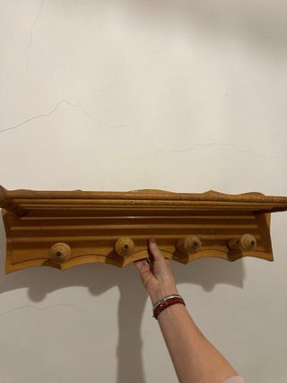 Perchero de madera con estante