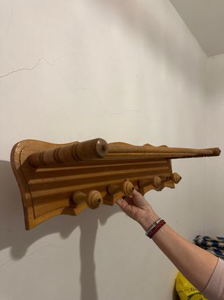 Perchero de madera con estante