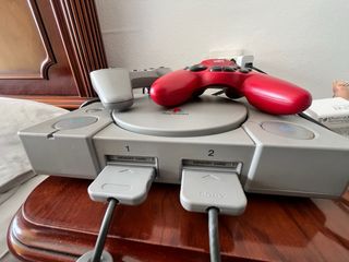 Consola PlayStation 1 (PS1) + 2 Mandos.