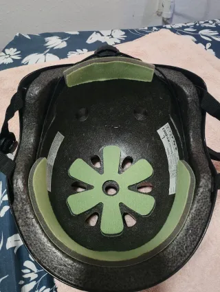 Patinete Eléctrico Xiaomi 5 con su casco y candado