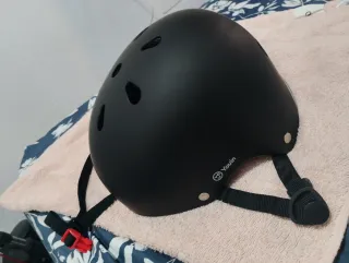 Patinete Eléctrico Xiaomi 5 con su casco y candado