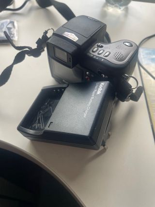Fotocamera Kodak con caricabatterie