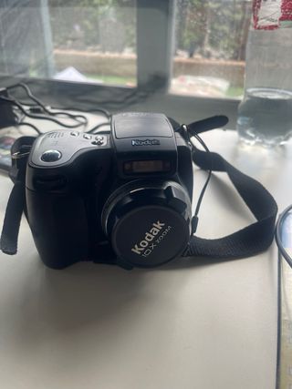 Fotocamera Kodak con caricabatterie