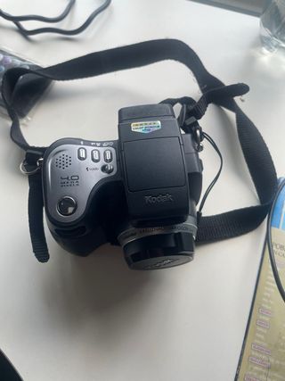 Fotocamera Kodak con caricabatterie