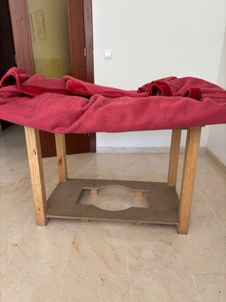 Mesa de cristal con mantel beige y marrón