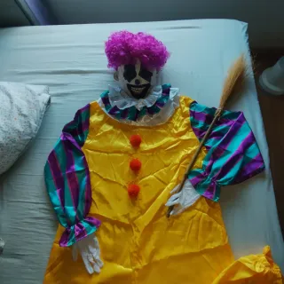 Disfraz IT COMPLETO + otra  máscara/peluca/escoba