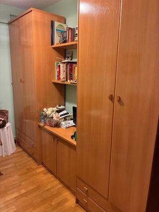 Conjunto de muebles de salón de madera y armarios