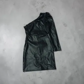 Vestido negro piel asimétrico una manga