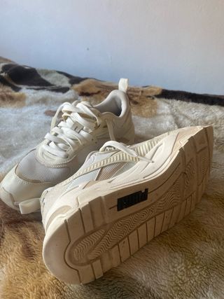 Zapatillas Puma Beige y Blancas