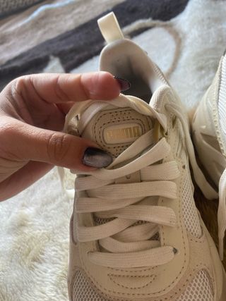 Zapatillas Puma Beige y Blancas