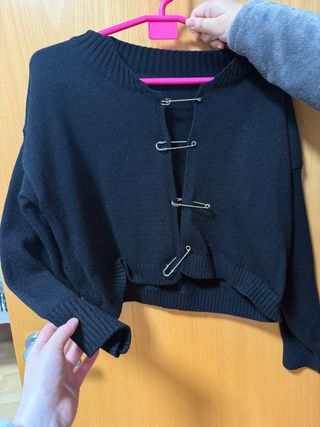 Jersey negro con imperdibles