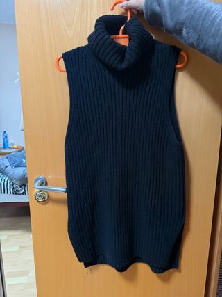 Jersey negro cuello alto sin mangas
