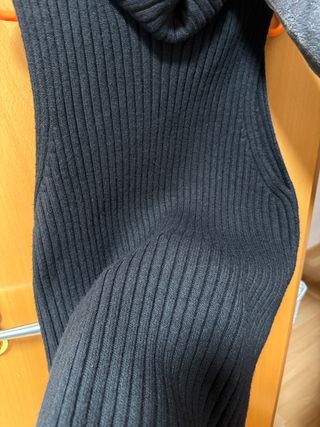 Jersey negro cuello alto sin mangas