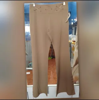 Pantalones campana beige con cordones