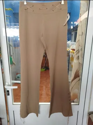 Pantalones campana beige con cordones
