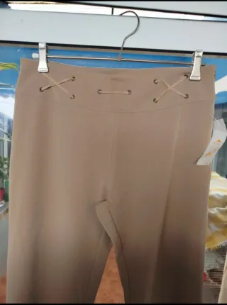 Pantalones campana beige con cordones