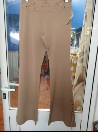 Pantalones campana beige con cordones