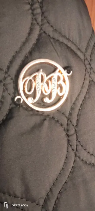 Chaqueta acolchada negra.