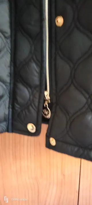 Chaqueta acolchada negra.