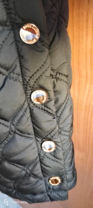 Chaqueta acolchada negra.