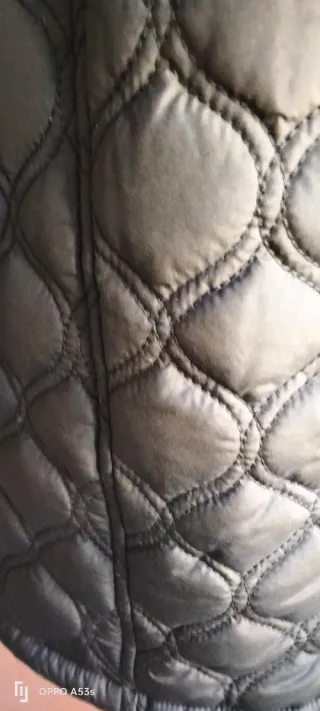 Chaqueta acolchada negra.