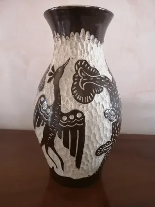 Vaso ceramica finemente decorato con uccelli.