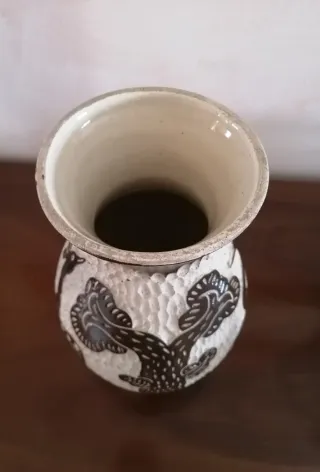 Vaso ceramica finemente decorato con uccelli.