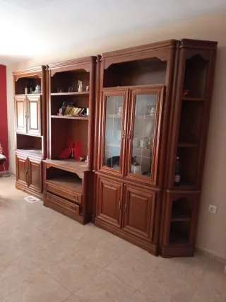 Mueble de madera con vitrina