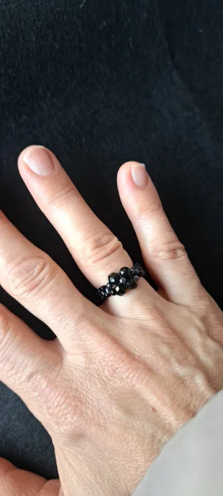 Anillo de cristal negro