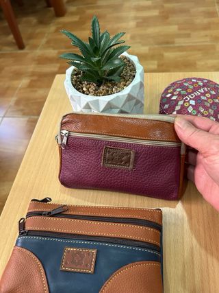 Dos monederos de piel sin estrenar