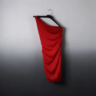 Vestido rojo asimétrico un hombro