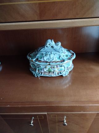 Sopera de porcelana con adornos