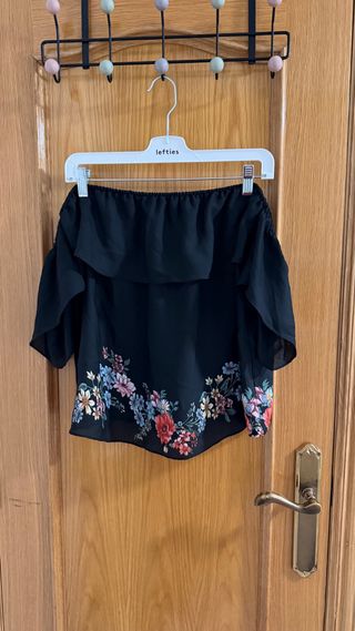 Top Stradivarius negro volantes floral