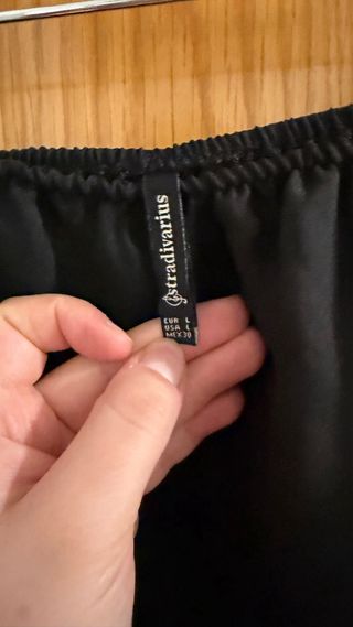 Top Stradivarius negro volantes floral