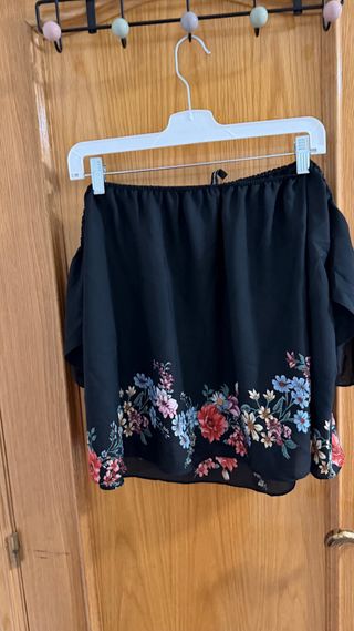 Top Stradivarius negro volantes floral