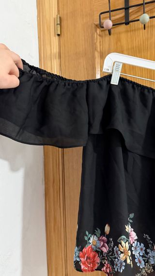 Top Stradivarius negro volantes floral