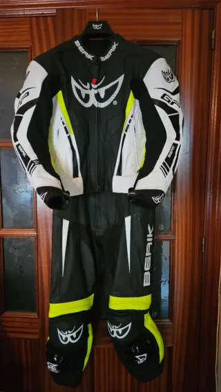 Mono de moto Berik GP y botas