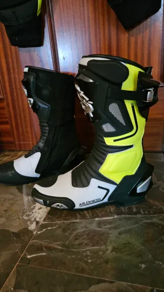 Mono de moto Berik GP y botas