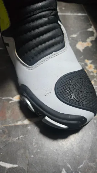 Mono de moto Berik GP y botas