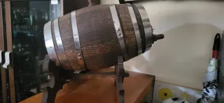 Barril de vino pequeño de madera