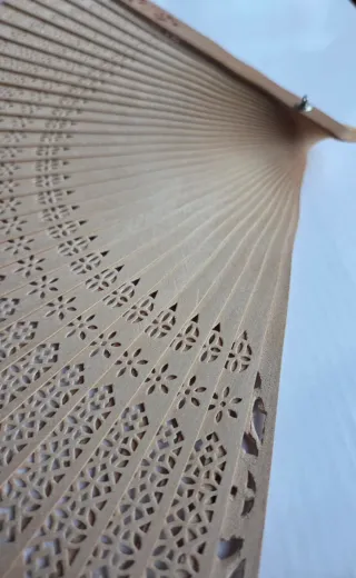 Abanico de madera con bolsita