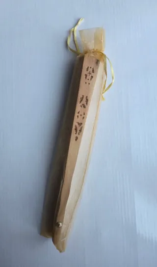 Abanico de madera con bolsita