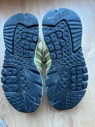 Zapatillas Adidas Doradas y Blancas