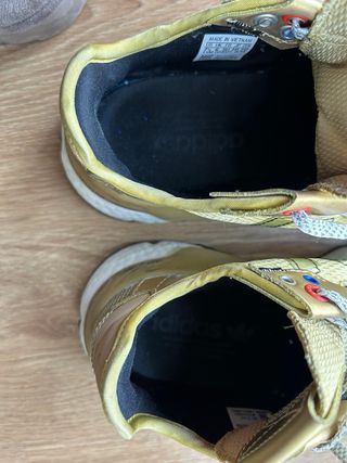 Zapatillas Adidas Doradas y Blancas