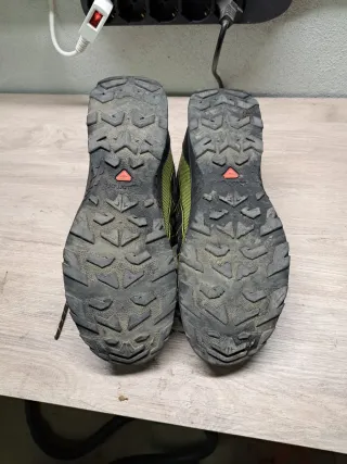 Scarponcini Salomon neri e gialli