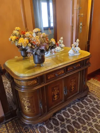 Aparador de madera maciza con detalles