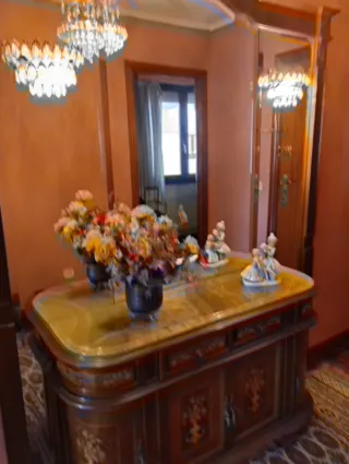 Aparador de madera maciza con detalles