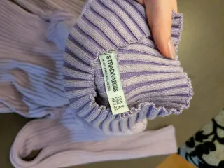 Jersey Stradivarius lila cuello alto