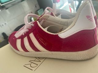 Zapatillas Adidas Gazelle Fucsia Rayas Blancas